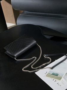 Bolso de Mensajero de Lujo para Mujer, de Gran Capacidad, en Cuero Genuino con Cierre Abierto y Cadena - Product Image 6