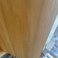 Planche en peuplier carbonisé massif sur mesure avec service de correspondance des couleurs, disponible pour les applications en bois de design intérieur