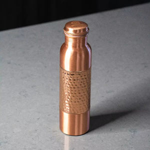 Botella de agua de cobre con resistencia natural a la oxidación diseñada para un brillo duradero y un uso diario confiable para la hidratación. - Product Image 1