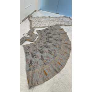 Hermoso Traje de Novia Lehenga Choli con Bordado de Hilo, Lentejuelas y Dori - Product Image 2