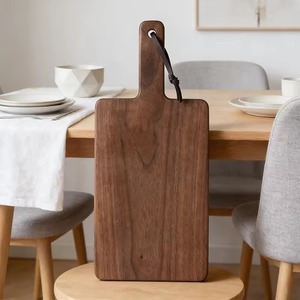 Planche à découper en bois massif de noyer noir, écologique, avec poignée intégrée, cordon en cuir, épaisseur 1,5 cm, passe au lave-vaisselle - Product Image 5