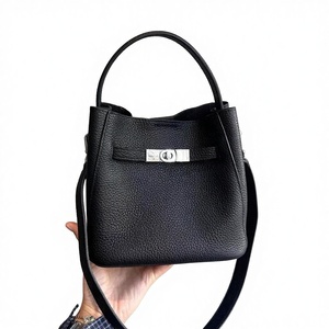 Bolso de Hombro Pequeño Royaa de Cuero Genuino Minimalista con Asa Superior, Hecho a Mano para Mujer, 30x18x10CM, Cierre de Cremallera, Portátil - Product Image 1