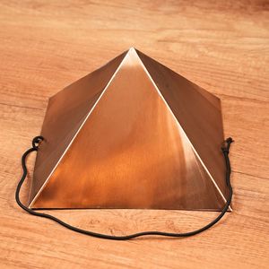 Plateau décoratif en laiton Art Déco, forme pyramide géométrique, artisanat métallique minimaliste, lot multi-pièces, design corde, détection tactile - Product Image 1