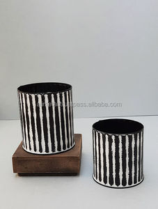 Maceta de escritorio acanalada de metal blanco y negro para el hogar y totalmente personalizable. - Product Image 3