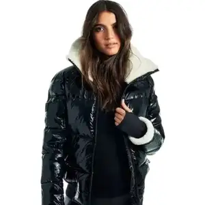 Fournisseur premium Veste matelassée en duvet d'hiver Veste courte noire brillante imperméable pour femmes