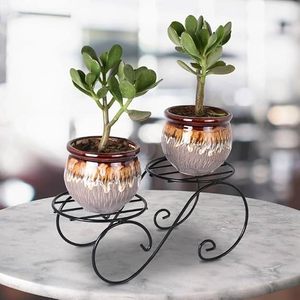 Support de plante décoratif en métal pour usage intérieur et extérieur avec un design élégant à motifs courbés, support à fleurs à double niveau - Product Image 1