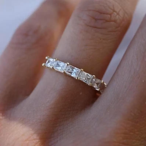 Anillo de Eternidad con Moissanita Corte Princesa, Anillo de Boda Minimalista de Oro, Anillo Apilable de Diamantes para Aniversario para Mujer - Product Image 1