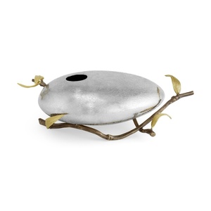 Vase de luxe Saleem International 2026 en métal couleur argent, motif grenade et feuille de ginkgo marron doré - Product Image 6