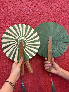 Éventail en feuille de palmier 100 % naturel fait main avec pompon et logo gravé – Mélange de couleurs personnalisé disponible pour les mariages, événements et centres de villégiature - Product Image 1