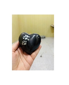 Urne funéraire pour animaux de compagnie en laiton noir de style américain en forme de cœur avec empreinte de patte argentée, design personnalisable pour la crémation - Product Image 1