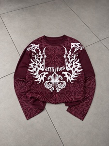 เสื้อยืดแขนยาวทรงโอเวอร์ไซส์สไตล์โกธิคสำหรับผู้ชาย สีแดงเบอร์กันดี คอกลม พิมพ์ลายกราฟิกทั่วตัว - Product Image 1