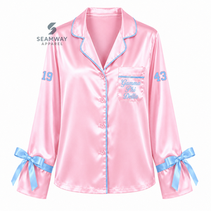 Conjunto de Pijama de Satén para Mujer Gamma Phi Delta, Manga Larga, Abotonado, Bordado, Dos Piezas, Color Rosa con Ribete Azul - Product Image 2