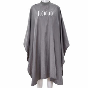 Capa de Barbero al por Mayor con Logotipo Personalizado, Profesional, Impermeable, Antiestática, Antiadherente, de Plástico, con Orificio para el Brazo - Product Image 1