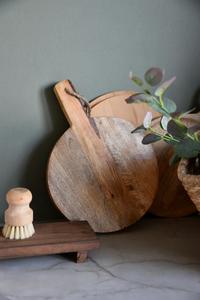 Planche à découper ronde en bois rustique avec poignée de suspension, épaisse, durable, compatible couteaux, finition rustique pour couper, servir et décorer - Product Image 5