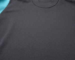 Sweat à capuche bicolore pour homme avec manches supérieures contrastées, capuche à cordon réglable, bandes sur les bras et poche kangourou - Product Image 6