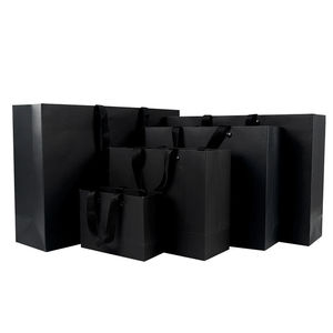 Bolsas de Compra de Papel Kraft Blancas y Negras Clásicas con Logotipo Personalizado, Asas Retorcidas, Laminación Doble Cara, Ecológicas y Ligeras - Product Image 6