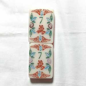 Fichas de Mahjong de Resina Fundida a Mano en Verde, Morado y Beige con Patrones Circulares, Tema Floral, Arte Coleccionable - Product Image 3