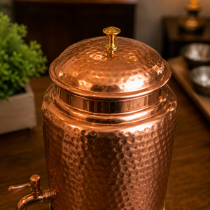 Distributeur d'eau en cuivre martelé fait main avec support et 4 verres en cuivre pour boissons, idéal pour la maison, l'hôtel, le restaurant, vente en gros - Product Image 3