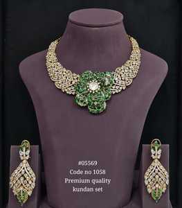 Conjunto de joyería Kundan premium 05596, collar y aretes en tono dorado, conjunto de collar nupcial floral, joyería nupcial india, para fiestas. - Product Image 3