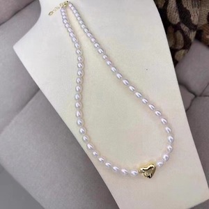 Collar con Colgante de Moda Simple y Versátil de Alta Calidad, Perla de Agua Dulce en Forma de Corazón con Cuentas de Arroz, Luz Intensa para Todos los Atuendos - Product Image 1