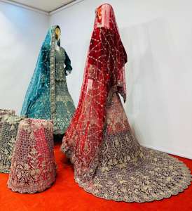 Diseñador Velvet Lehenga Choli Heavy Jarkan Work Long Trail Mahamantra Drop Dramatic Crop Trail Cut Nueva colección Net Fabric - Product Image 3