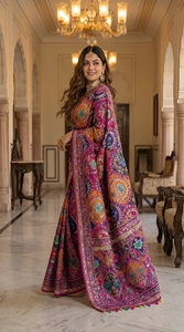 Sari en soie romaine Kodi latkan avec imprimé Ajarakh, travail de miroir véritable, bordure à passepoil et pallu, et chemisier en soie avec travail de miroir. - Product Image 3