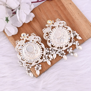 Pendientes grandes de plata alemana con diseño étnico, con incrustaciones de Kundan y perlas. - Product Image 3