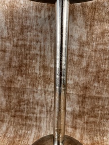 Mesa de Bar de Aluminio Fundido Refinado con Columna Martillada, Tapa Redonda, Base de Cúpula, Soporte Estable, Acabado Duradero, Toque Chic Contemporáneo - Product Image 3