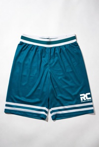 Shorts de basket-ball blancs avec bandes latérales noires et logo RC, collection de vêtements de sport pour athlètes, en studio professionnel. - Product Image 6