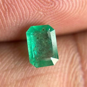 มรกตธรรมชาติทรงแปดเหลี่ยมเจียระไน มรกตเม็ดเดี่ยว สีเขียวเข้มทรงแปดเหลี่ยม - Product Image 1