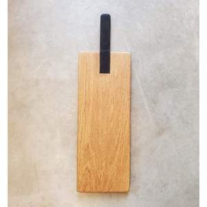 Planche à découper en bois d'acacia avec logo personnalisé, couleur noire, avec poignée, exportée par Craftera - Product Image 3