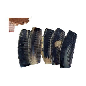 Peigne en corne de buffle véritable avec logo personnalisable pour cheveux et barbes doux pour un usage domestique - Product Image 1