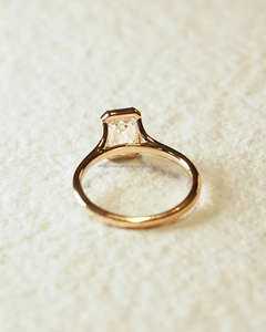 Anillo de Diamante Corte Esmeralda Premium en Oro Amarillo con Engaste de Bisel |   Anillo de Compromiso y Aniversario Minimalista y Elegante para Mujer - Product Image 2