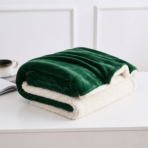 Manta Sherpa Lisa Verde de Forro Polar, Manta Tejida Personalizada para el Hogar y Viajes - Product Image 3