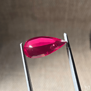 Rubis créé en laboratoire, 2,45 carats, taille poire allongée, rouge vif, pierre précieuse non montée pour la création de bijoux sur mesure - Product Image 2