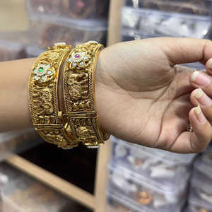 Hermosos brazaletes chapados en oro que se pueden abrir con detalles de piedra Polki Kundan - Product Image 1