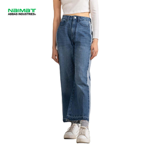Jean femme taille haute, coupe capri, ourlet effiloché, en denim, mode été - Product Image 1