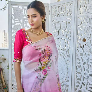 Sari de seda suave estilo Bollywood con diseño floral, cuentas, lentejuelas y borde Katdana para fiestas y eventos elegantes - Product Image 1