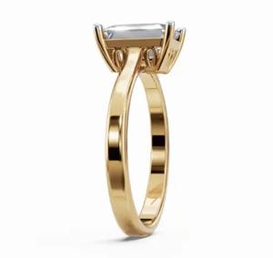 Anillo Solitario Evangeline con Diamante Cultivado en Laboratorio, Corte Esmeralda, 0.30 Quilates, en Oro Amarillo, Rosa o Blanco de 9kt, 14kt o 18kt - Product Image 4