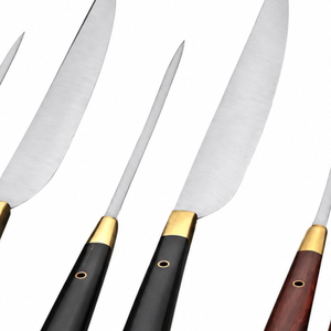 Juego de Seis Cuchillos para Trinchar Carne con Hojas Plateadas, Mangos Negros y Marrones Naturales, y Embellecedores Dorados para Preparación de Alimentos en la Cocina - Product Image 3