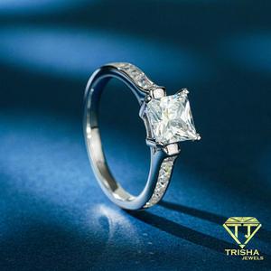 Anillo de compromiso solitario de diamante cultivado en laboratorio con corte princesa de lujo, plata de ley, joyería fina clásica, regalo para mujer - Product Image 4