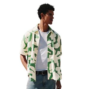 Camisa informal con estampado abstracto y alto contenido de algodón, de corte relajado para hombre, para vacaciones de verano en la playa y uso diario - Product Image 1