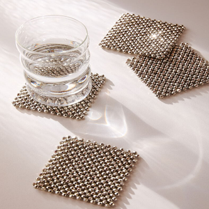 Sous-verres ronds en nacre avec bordures en métal argenté poli, disponibles à prix de gros. - Product Image 3