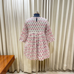 Kurtis de algodón de diseñador de primera calidad, hechos a mano, con estampado floral rosa y cuello en V con lazo, estampados con técnicas tradicionales, para el verano. - Product Image 3