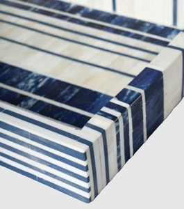 Plateau décoratif rectangulaire avec rayures horizontales bleues et blanches, design géométrique moderne, panneau unique, design artisanal - Product Image 2