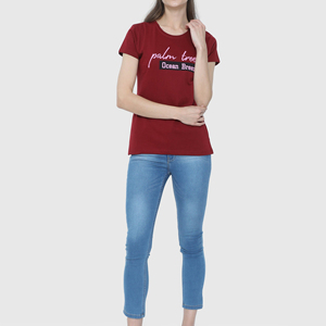 เสื้อยืดคอกลมแขนสั้นสีแดงเลือดหมูสำหรับผู้หญิง พิมพ์ลายตัวอักษร Palm Trees Ocean Breeze ด้วยเทคนิคการพิมพ์ดิจิทัล ผ้าถัก 100% คอตตอน - Product Image 2