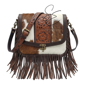 Sac bandoulière vintage en cuir véritable de vachette, style western cowgirl, avec motifs floraux gravés et franges en fourrure - Product Image 2