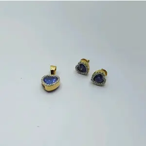 Bijoux élégants pour femmes, boucles d'oreilles classiques en or 22 carats avec pierre bleue en forme de cœur et ensemble de pendentif assorti - Product Image 2