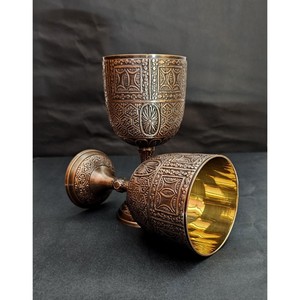 Copa de Vino de Latón Hecha a Mano con Diseño en Relieve Vintage en Forma de Campana para Uso Decorativo en Bodas, 2 Piezas - Product Image 1