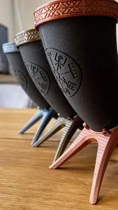 Cuenco artesanal de cuerno vikingo con acabado natural, taza tradicional nórdica vikinga para amantes del hidromiel con soporte. - Product Image 3